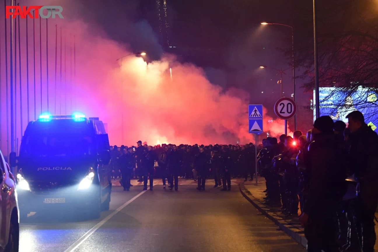 Ovo se ranije nikada nije desilo: Fanaticosi na ulici kraj stadiona dok se utakmica igra, policija sve budno prati
