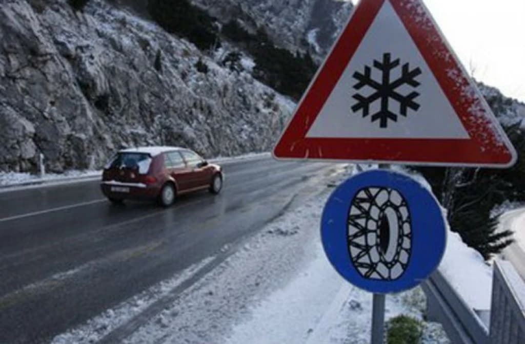 Vozači, oprez, jutros mokar kolovoz, u planinskim predjelima ima i poledice