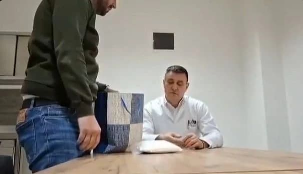 Ko pred Vladu Đajića baca kesu navodno sa drogom: Kriminogena osoba Nenad Radinković, hapšen zbog oružja, otmice...