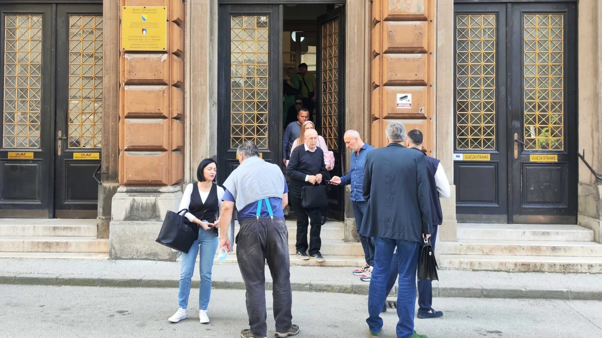 Alija Delimustafić ispred zgrade Kantonalnog suda s braniocem Ifetom Feragetom