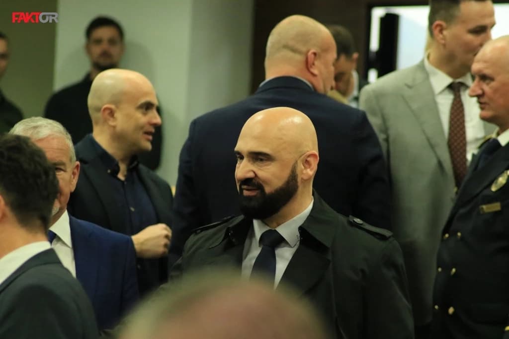 Ramo Isak, o tome ko upralvja FUP-om