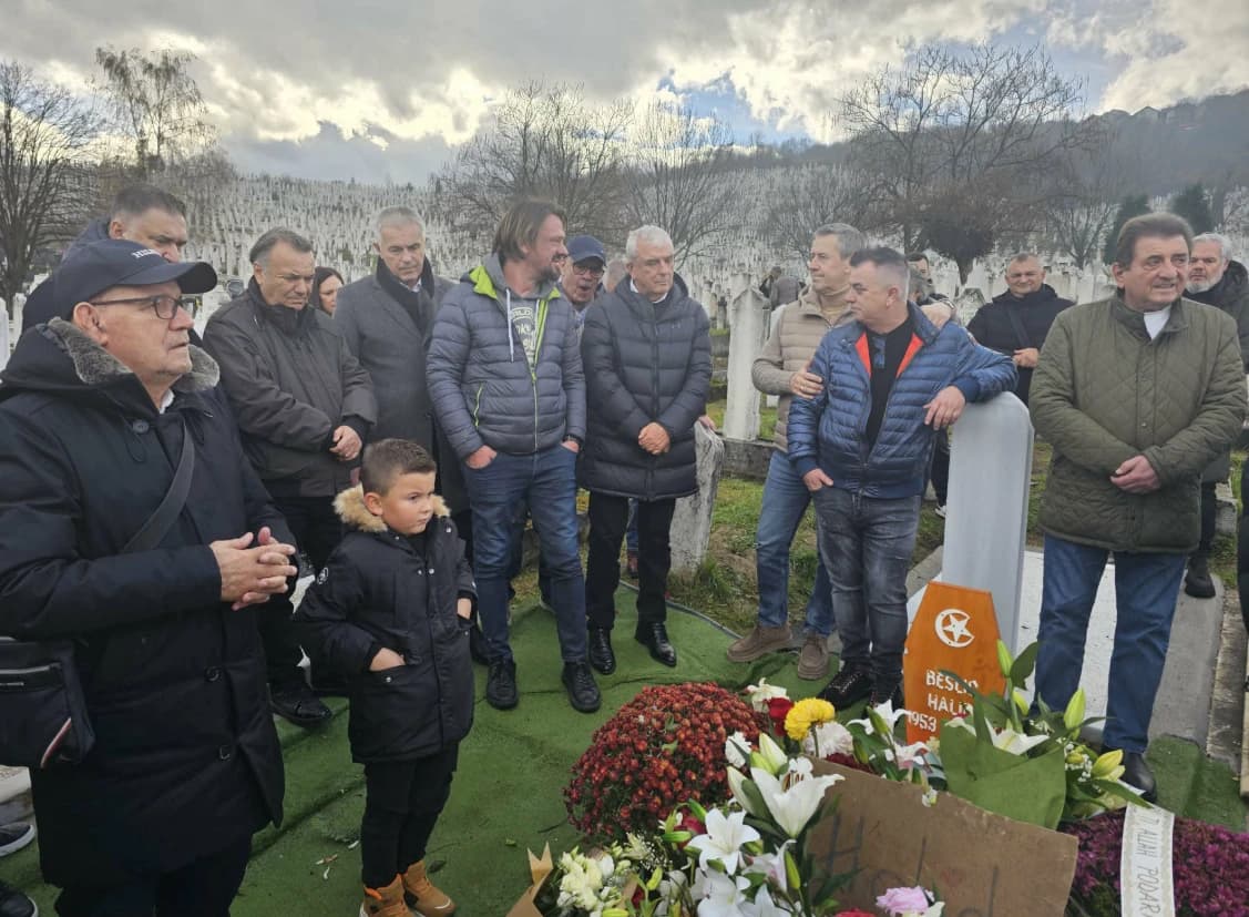 Porodica i prijatelji na Halidovom mezaru