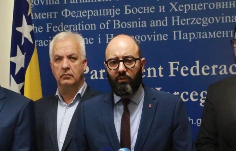 Dok Mašić drži lekcije opoziciji o zloupotrebama Parlamenta, leđa mu čuva osuđeni Razim Halkić