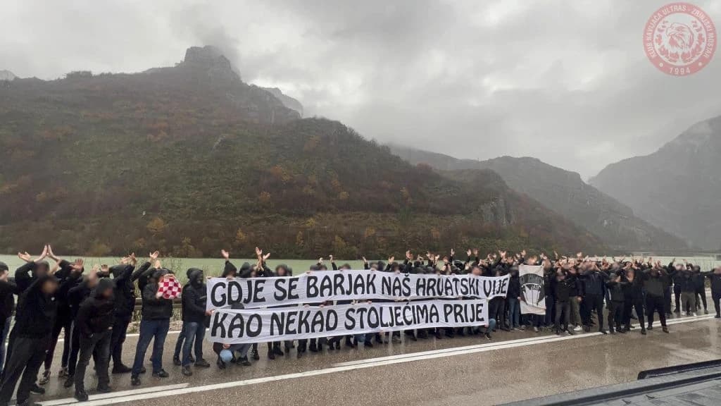 Navijači Zrinjskog zaustavljeni na putu ka Bijeljini, podigli transparent podrške: Za Herceg Bosnu i Vukovar