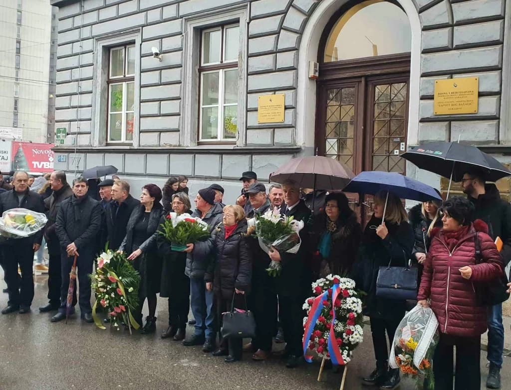 Polaganje cvijeća ispred OŠ Safvet beg Bašagić