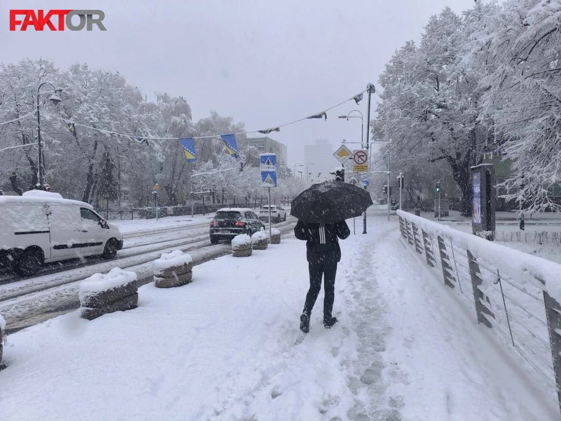 Prvi veći snijeg i neočišćeni trotoari u Sarajevu, kao i mnoge saobraćajnice