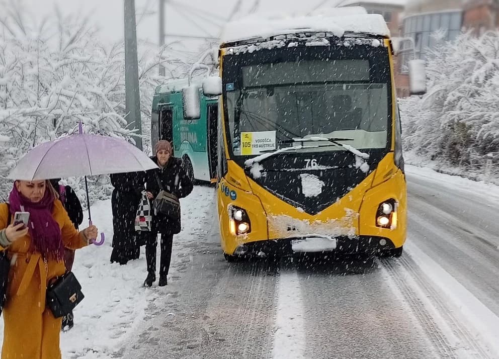 Trolejbus u snijegu, nigdje autobusa, građani pješače, današnja je slika iz Vogošće