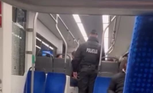 Djevojka ušla u tramvaj sa psom, vozač pozvao policiju