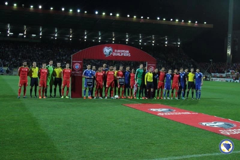 Zajednička fotografija igrača BiH i Velsa na Bilinom polju