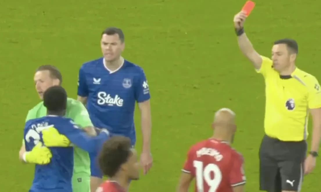 Bizarne scene na Old Traffordu: Ošamario saigrača i zaradio isključenje