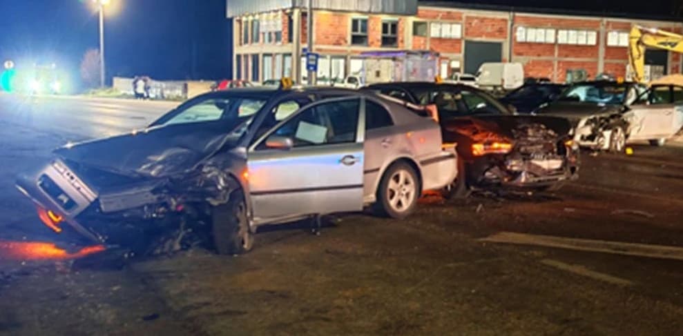 Četiri osobe povrijeđene u sudaru tri vozila na putu Prijedor - Banja Luka