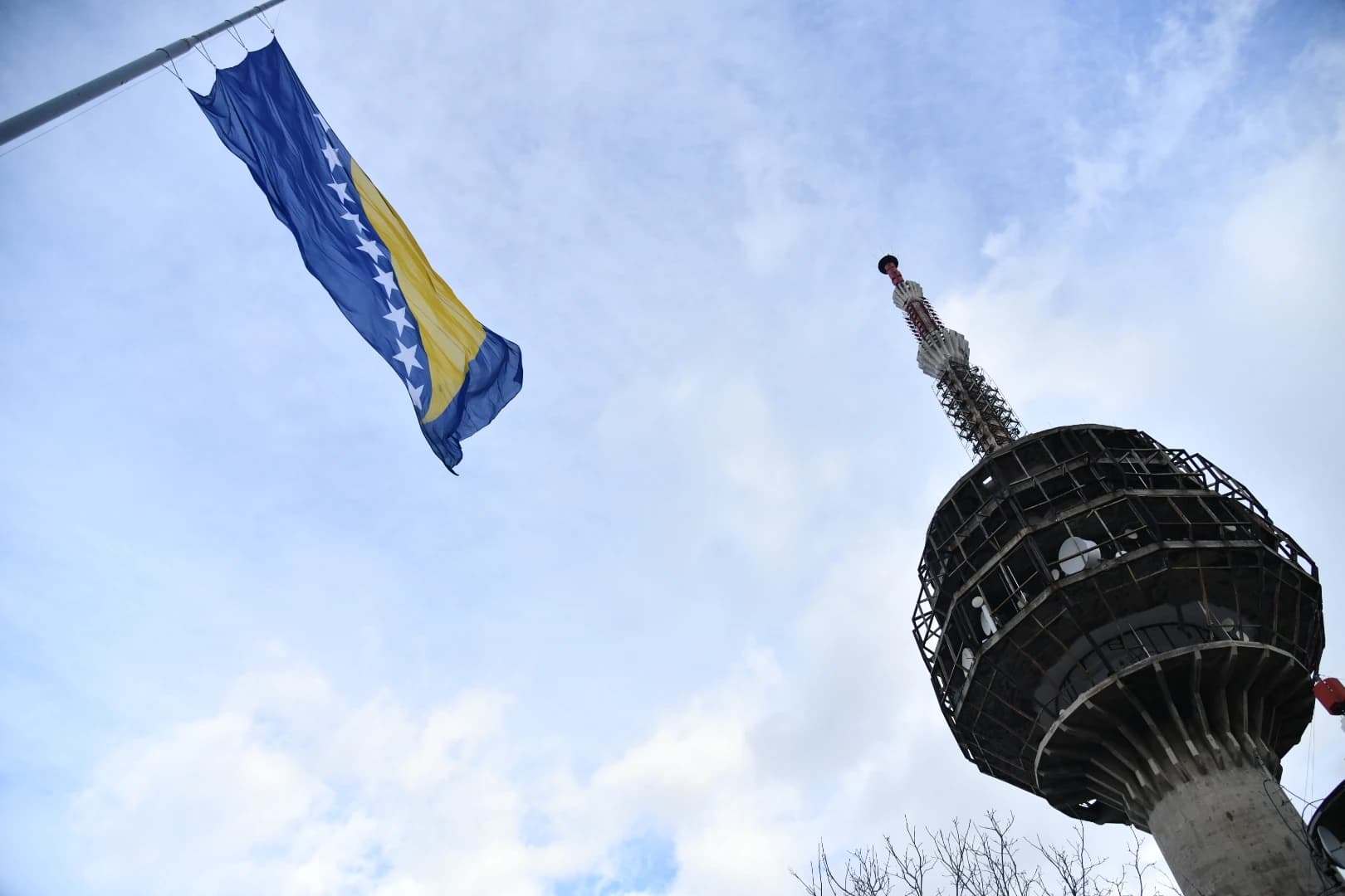 Podizanjem zastave na brdu Hum u Sarajevu počelo obilježavanje Dana državnosti BiH