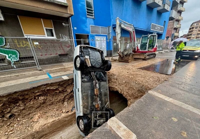 Kako mu se to dogodilo: Autom sletio u kanal na gradilištu usred grada, ostao nepovrijeđen