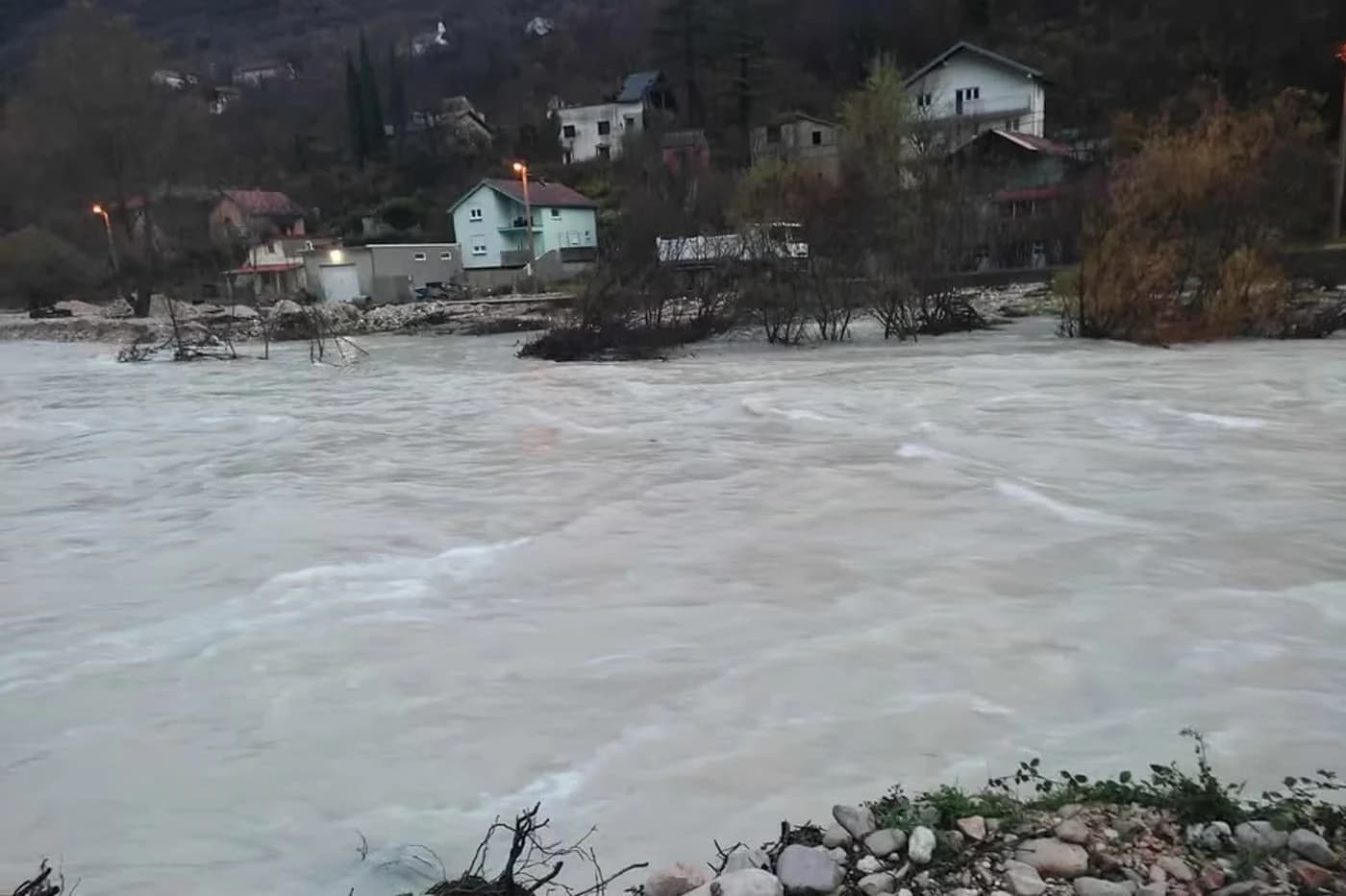Izlila se Drežanka, građani traže pomoć: "Ceste već plivaju, voda prodire u kuće"