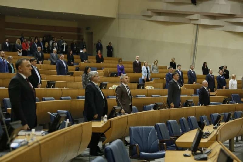 Sutra zajednička sjednica oba doma Parlamenta BiH, zastupnici i delegati "rešetaju" ministre