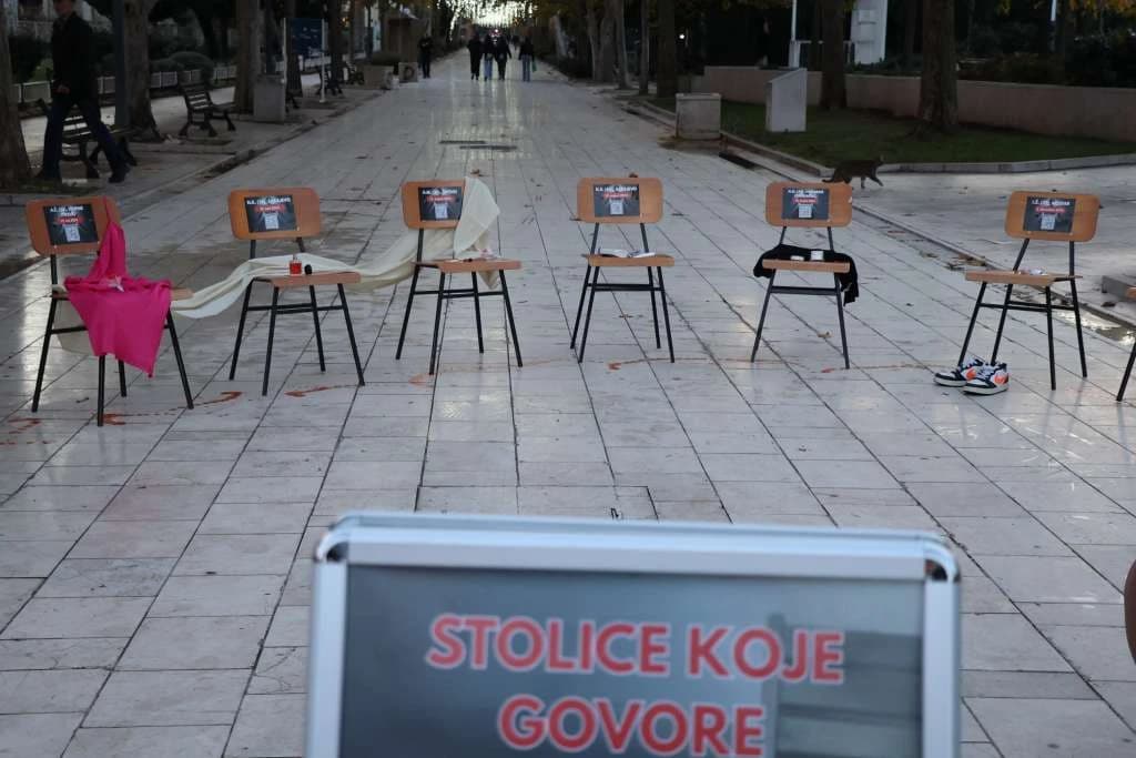 U Mostaru počeo performans Stolice koje govore: Femicid je jedan od najtežih društvenih problema