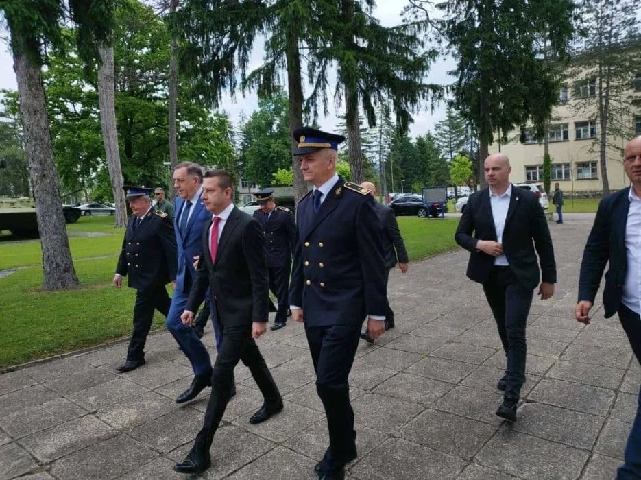 Milorad Dodik u kasarni Kozara