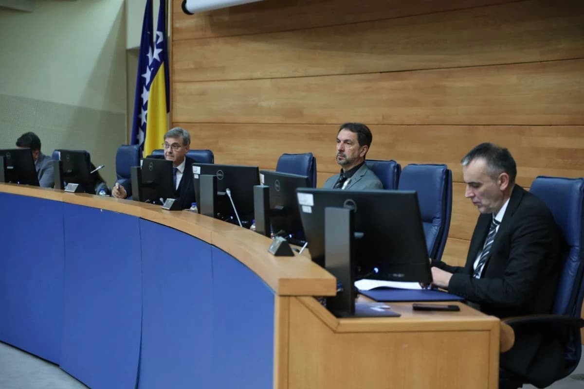 "Principijelna" Trojka napadala SDA-ovog Ramića da je kriv što Čavara nije smijenjen, pa ga oni sinoć spasili
