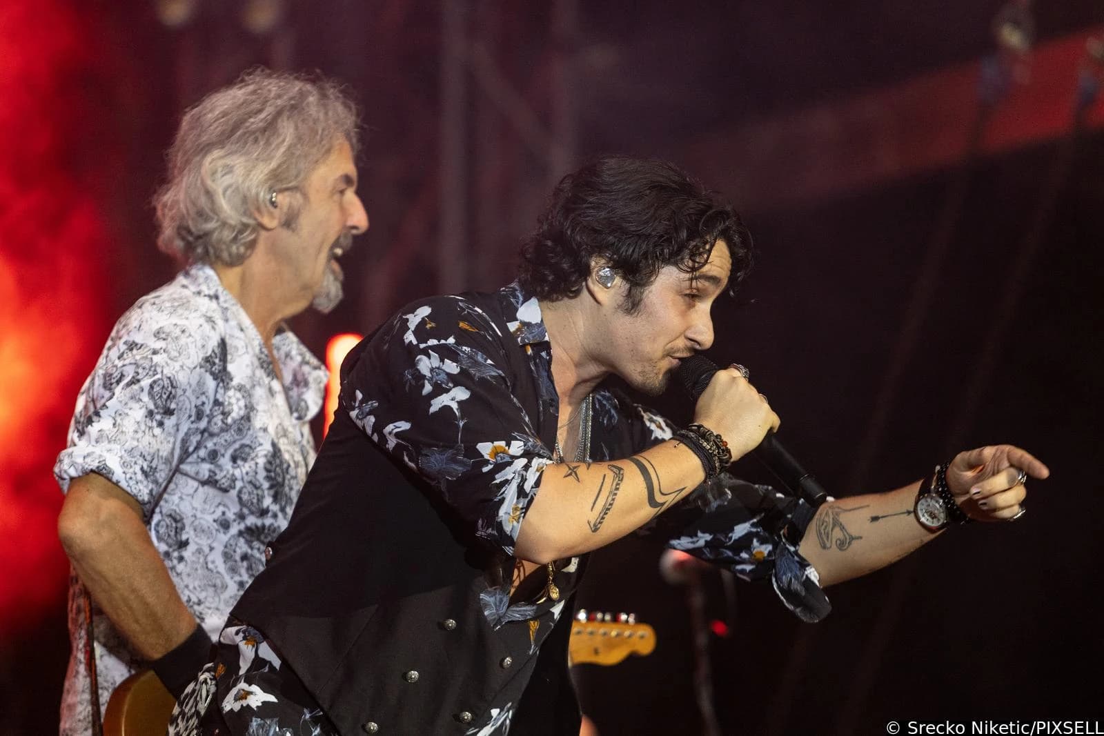 Parni valjak sa novim pjevačem