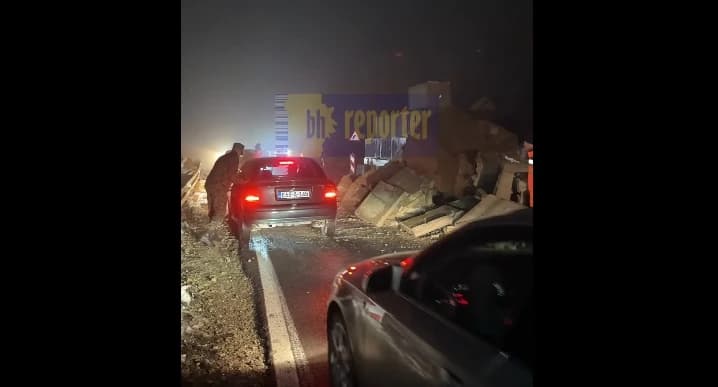 Pratite informacije BIHAMK-a: Veći odron na putu Sarajevo - Tuzla, saobraća se jednom trakom