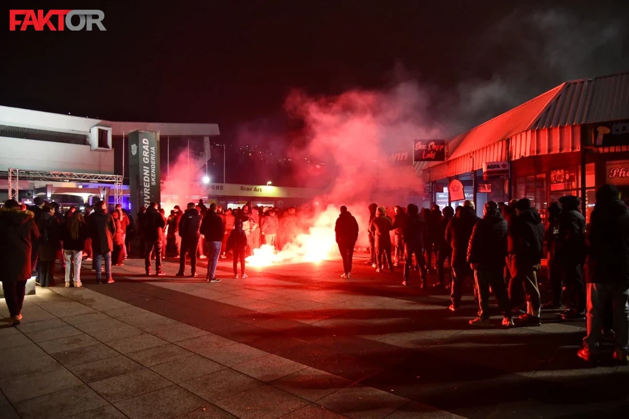Gužve ispred Skenderije, pojačano prisustvo policije
