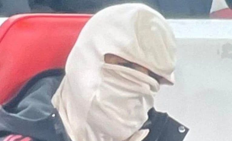 Maskirani Salah na klupi Redsa