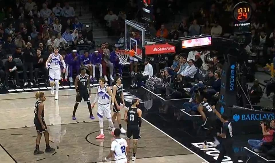 Nurkić sjedio na klupi u odijelu neobičnih boja
