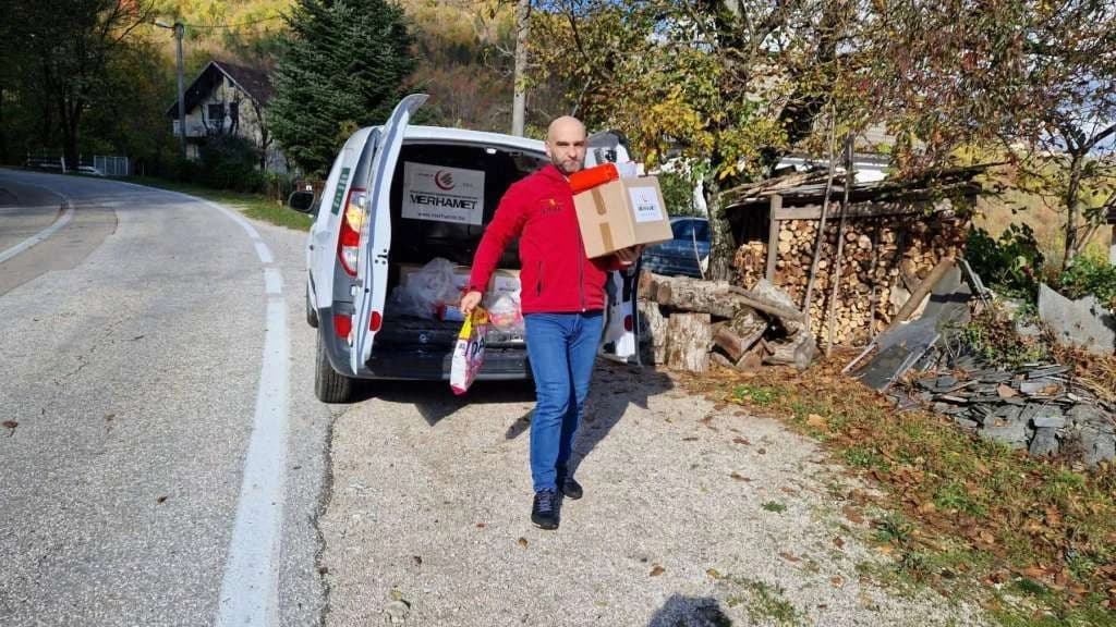 Podjela paketa pomoći
