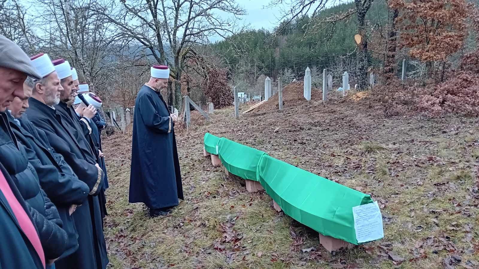 Klanjana kolektivna dženaza u naselju Kukavice kod Rogatice: Najmlađa žrtva sedmogodišnja djevojčica