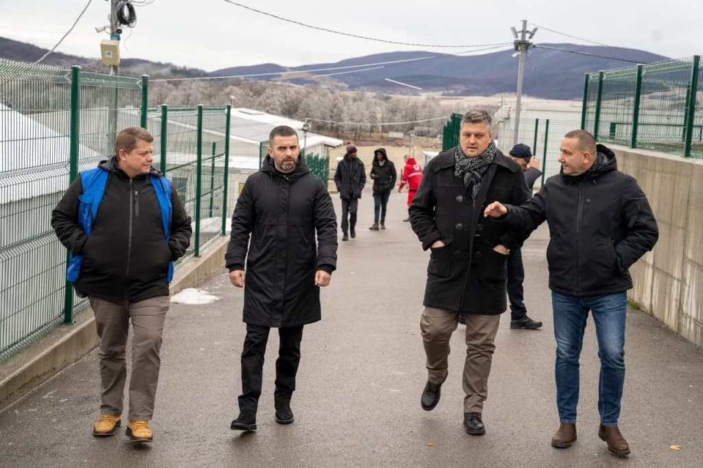 U kampu Lipa 440 migranta, država preuzima upravljanje