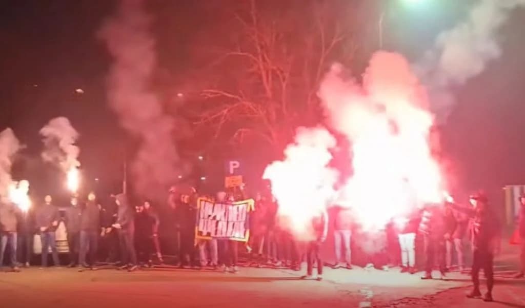 Navijači dočekali fudbalere premijerligaša nakon gostovanja, klub poručio: Pojedinci nisu dorasli izazovima ove lige