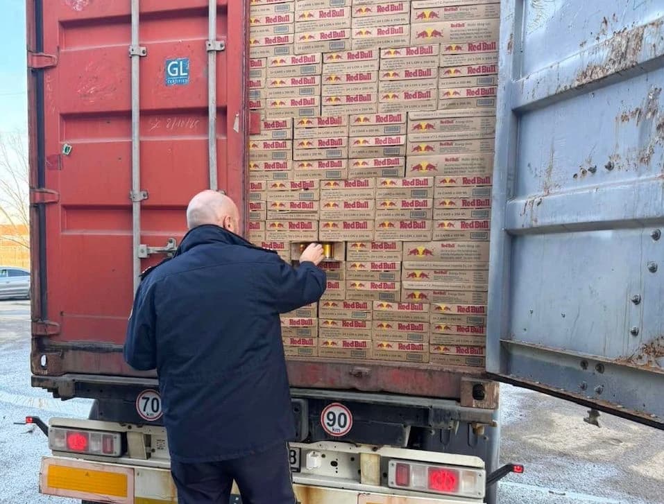 Spriječen pokušaj uvoza velike količine lažnog Red Bulla u BiH