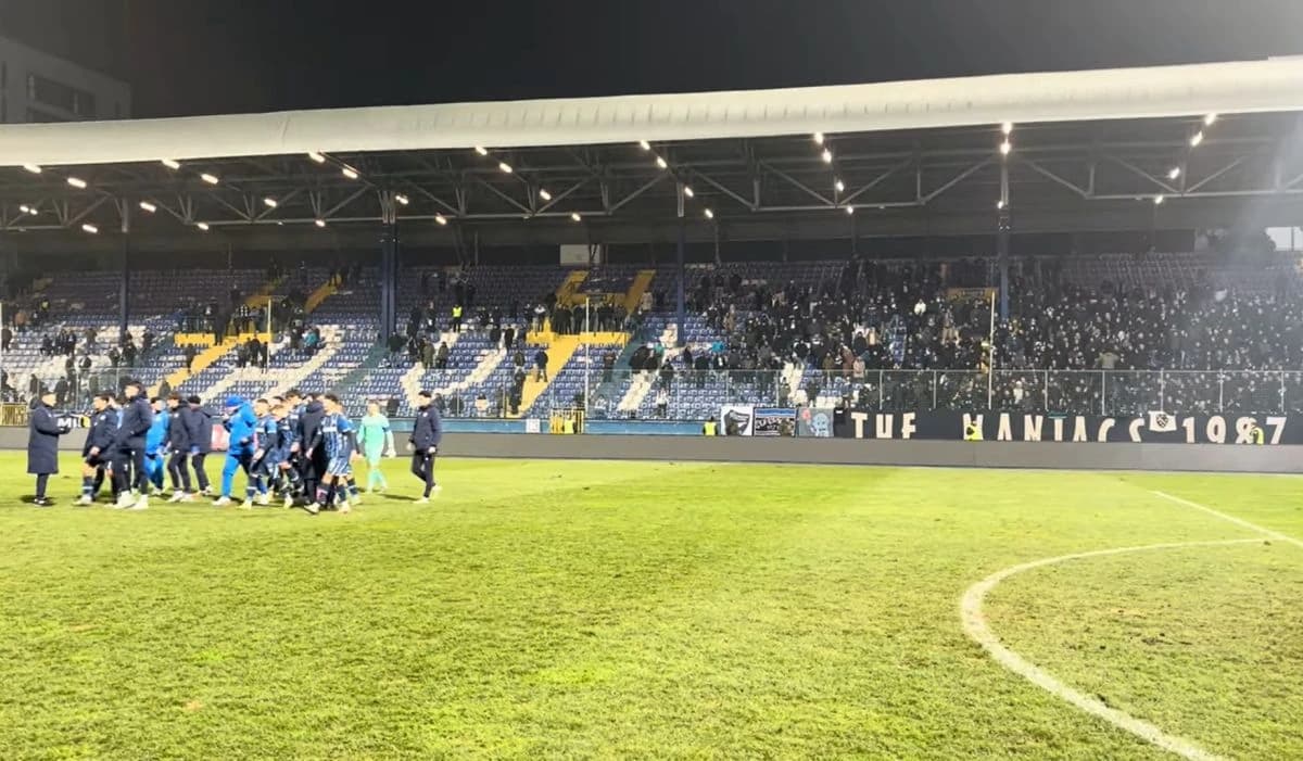 Manijaci nisu pozdravili fudbalere Plavih
