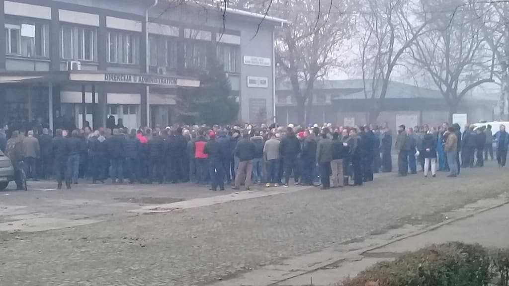 Skup radnika GIKIL-a pred zgradom Uprave