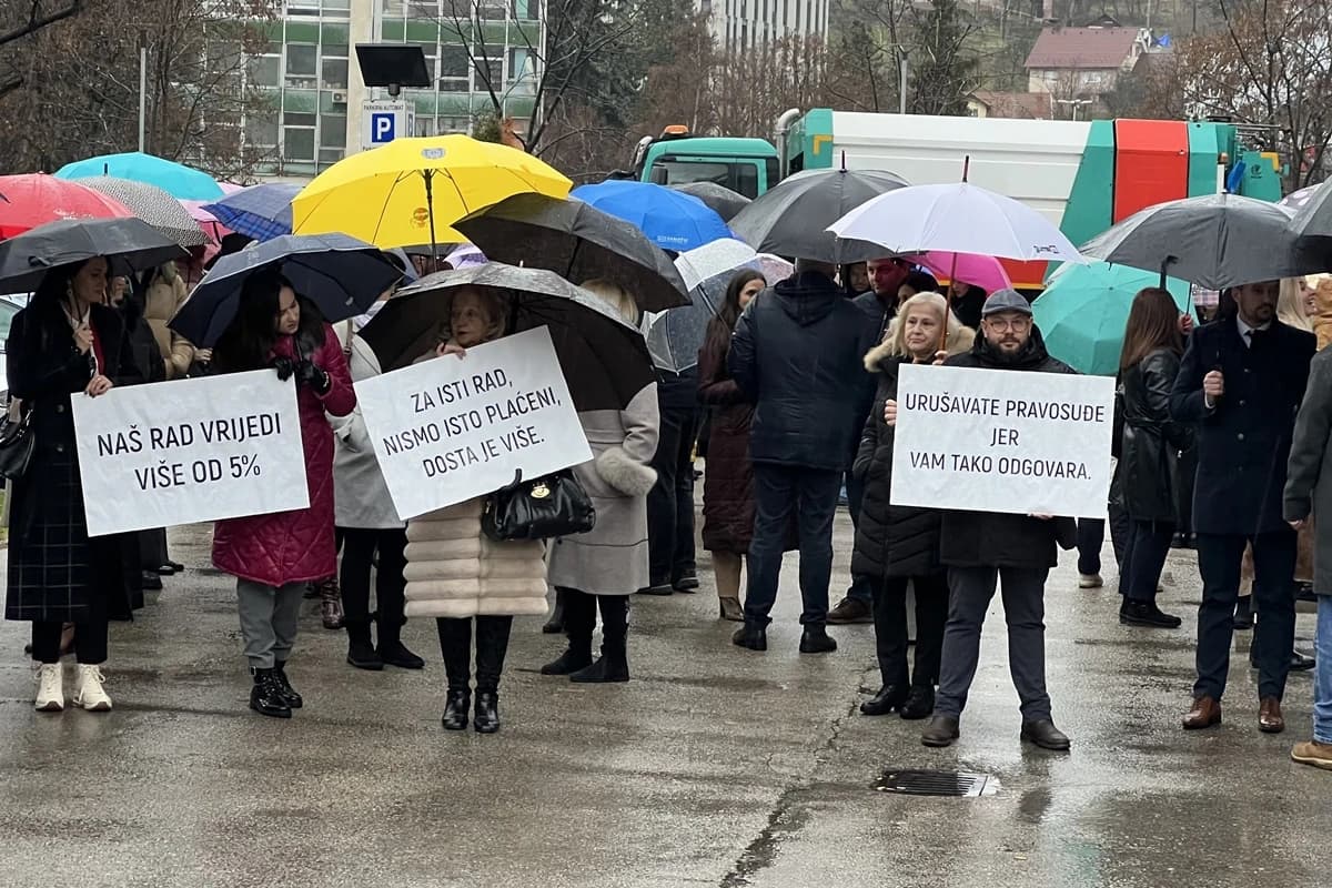 Protest državnih službenika u Tuzli