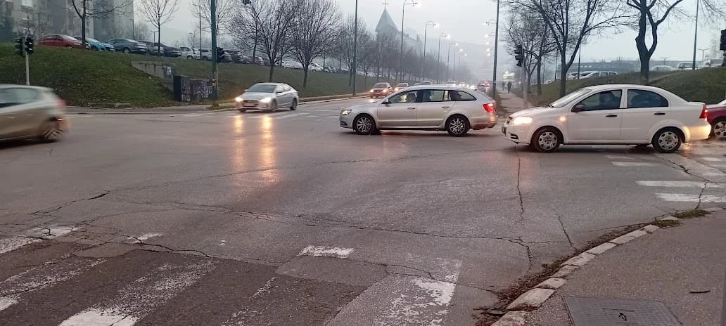 Ponovo ne rade semafori na opasnoj raskrsnici na Alipašinom Polju