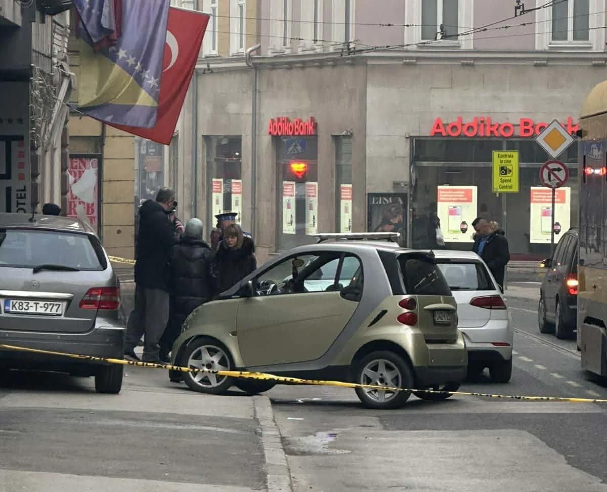 Detalji nesreće u centru Sarajeva: Trostruki sudar i teško povrijeđena pješakinja