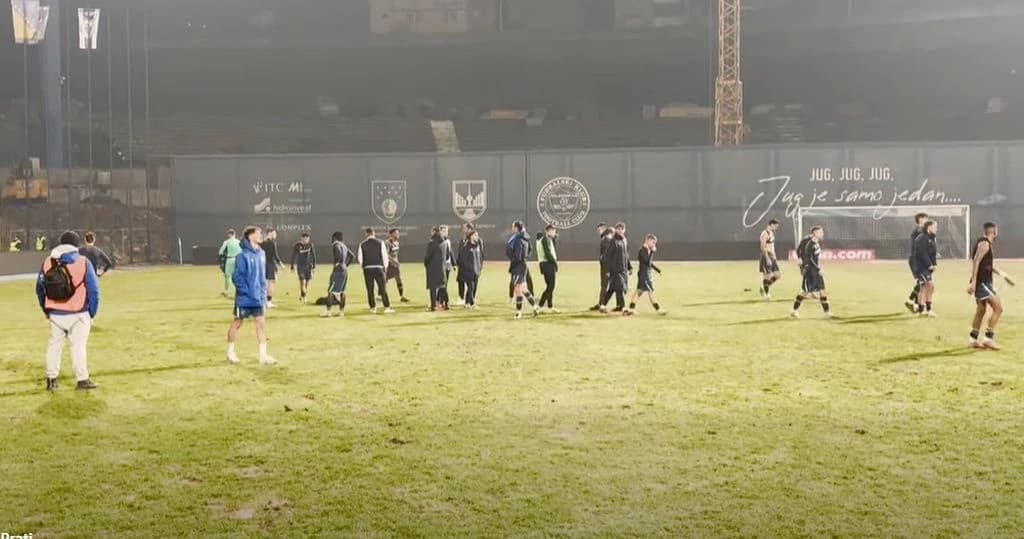 Jasna poruka Manijaka: Navijači Željezničara skinuli dresove fudbalerima