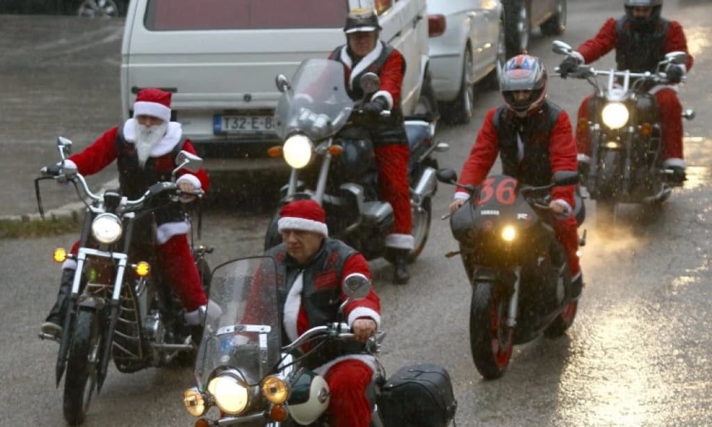 "Djeda Bajkeri" spremili paketiće za djecu bez roditeljskog staranja