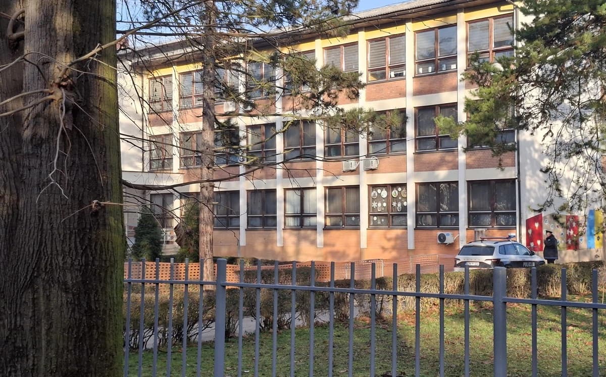Policija ispred škole u Tuzli