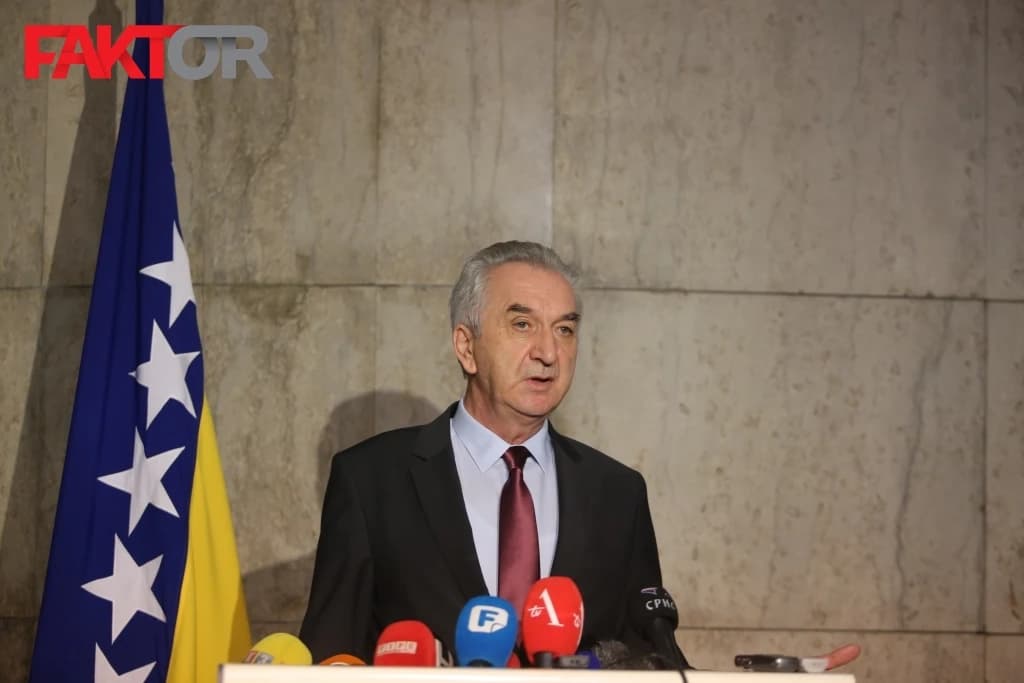 Šarović: Dodik jednim potpisom razvlastio RS