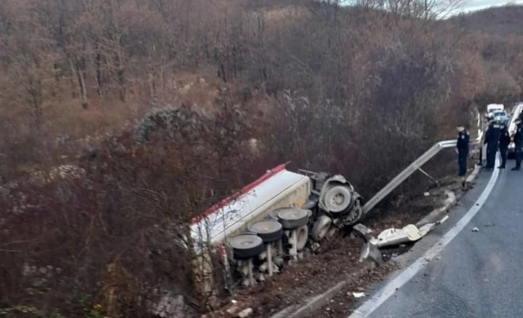 Teška saobraćajna nesreća u Hercegovini: U prevrtanju kamiona poginuo vozač