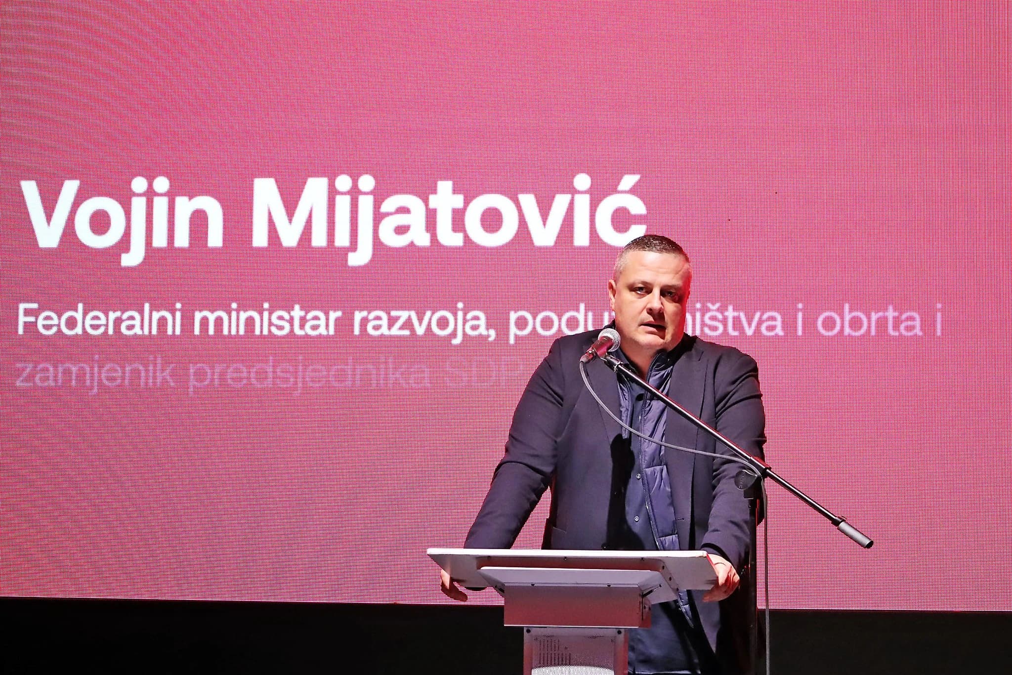 Mijatović na stranačkoj tribini: Zastupniku rekao "balavac, zaveži", kolegu ministra nazvao "mali Dizdar"