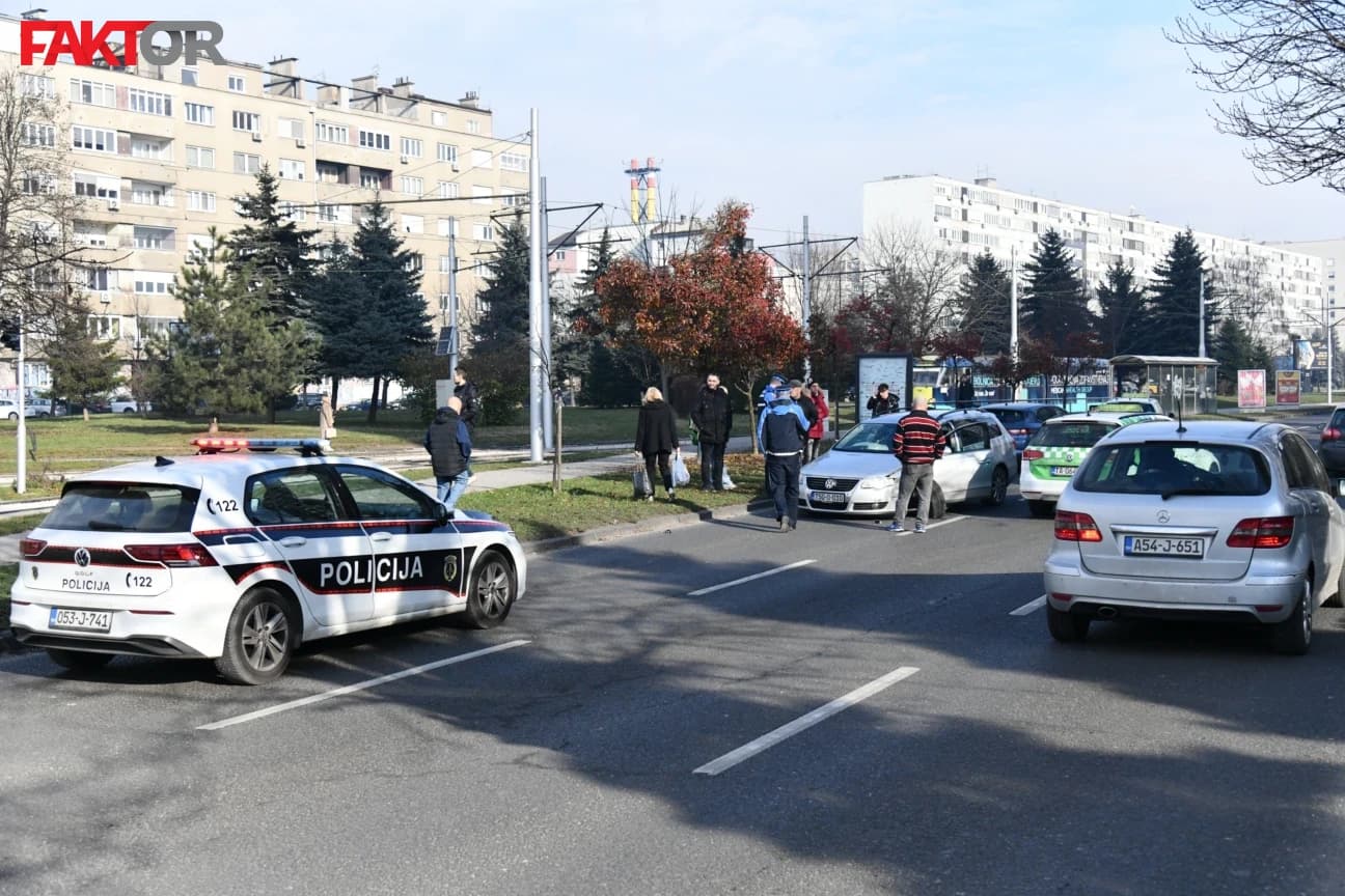 Haos u Sarajevu: Vozio u kontra smjeru i trotoarom, pješaci se bacali, udario u više vozila