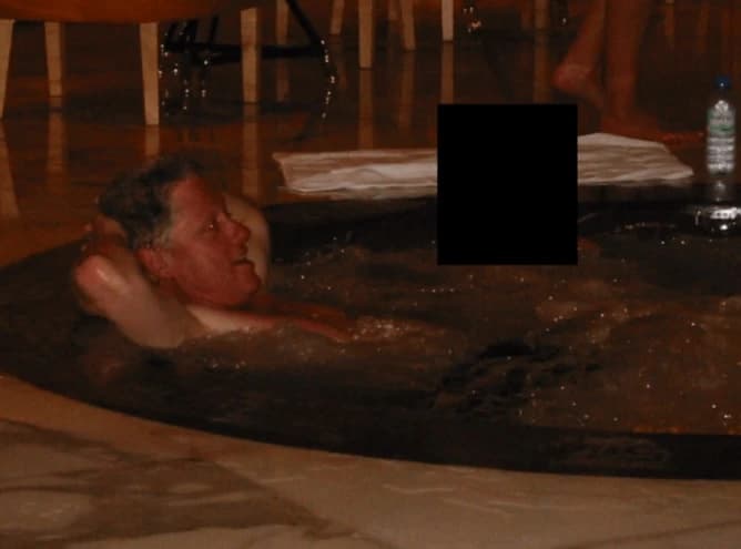 Bill Clinton u hidromasažnoj kadi
