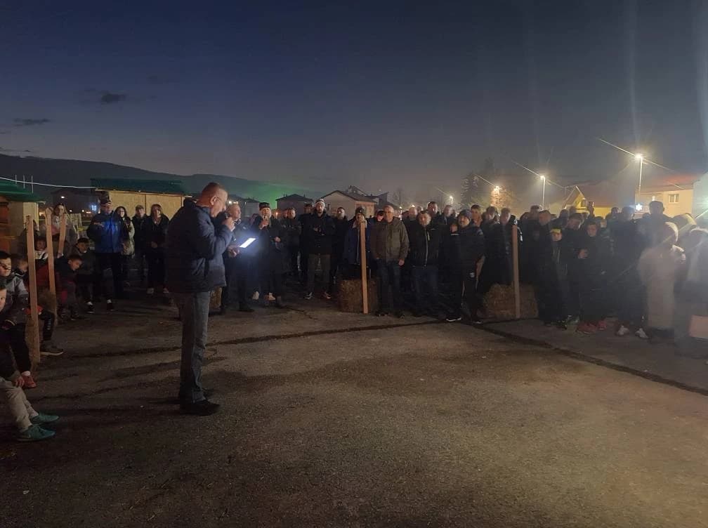 Protest u Gornjem Vakufu zbog zabrane Adventa u Uskoplju: "Insistiranje na dozvolama u zemlji bezakonja običan izgovor"