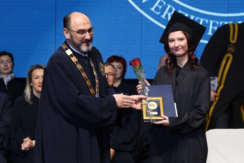 Dodijeljene diplome za 3.547 diplomanata i magistranata u Sarajevu: "Vi ste generacija koja ne smije biti posmatrač"