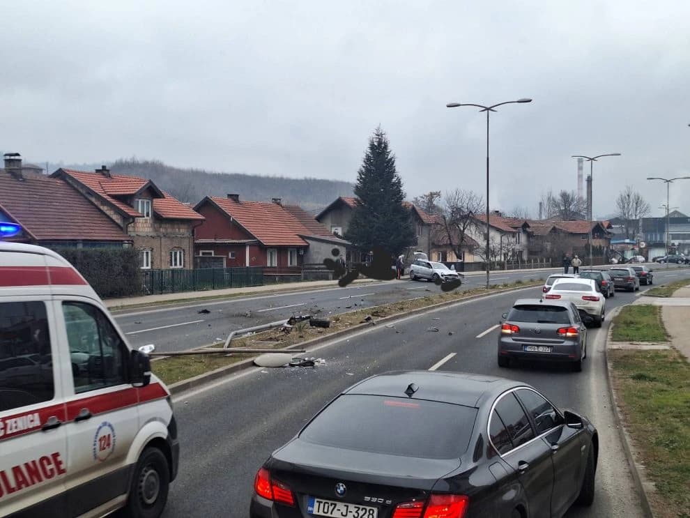 Vozač povrijeđen u nesreći na magistrali u Zenici, autom oborio stub javne rasvjete