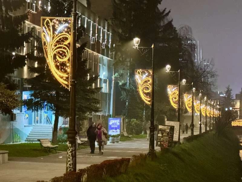 Okićeni gradovi, sve sija i mami: Slavite u skladu sa mogućnostima, da ne biste krpili kraj s krajem u januaru