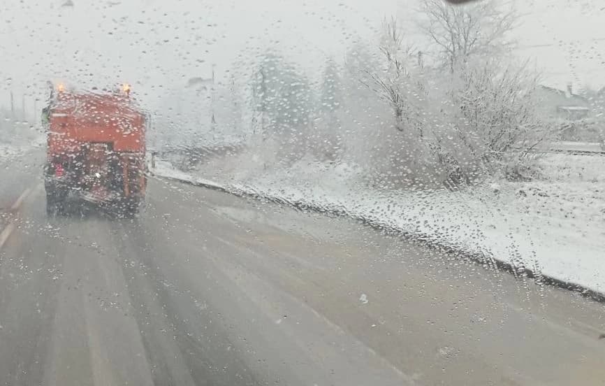 U zapadnoj i srednjoj Bosni pada snijeg, iz BIHAMK-a apeluju na vozače da voze maksimalno oprezno